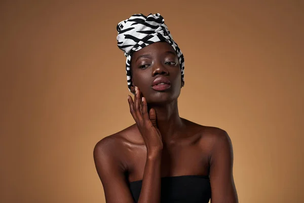 Zamyšlená Stylová Černoška Tradičním Africkém Turbanu Atraktivní Mladá Štíhlá Žena — Stock fotografie