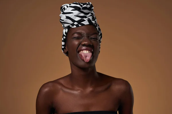 Geleneksel Afrika Sarığı Takan Zarif Zenci Kız Göz Kırpıyor Dilini — Stok fotoğraf