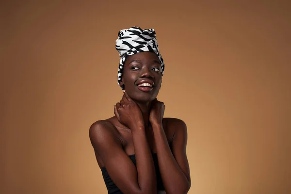 Glimlachend Modieus Zwart Meisje Met Traditionele Afrikaanse Tulband Die Wegkijkt — Stockfoto