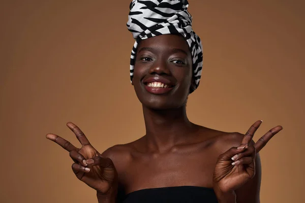 Geleneksel Afrika Türbanı Takan Güler Yüzlü Siyah Kız Zafer Işareti — Stok fotoğraf