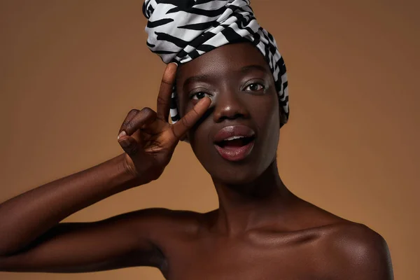 Elegant Black Girl Wearing Traditional African Turban Showing Victory Sign — Stockfoto