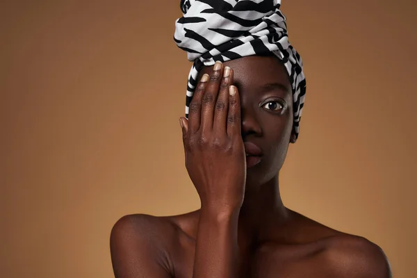 Fashionable Black Girl Wearing Traditional African Turban Covering Half Face — Stockfoto