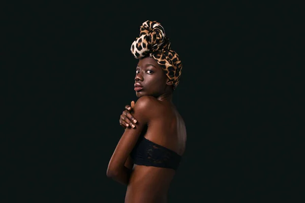 Side View Serious Elegant Black Girl Wearing Traditional African Turban — Stok fotoğraf