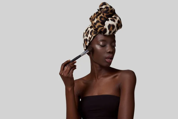 Stylish Black Girl Posing Cosmetic Brush Attractive Young Slim Woman — Stok fotoğraf