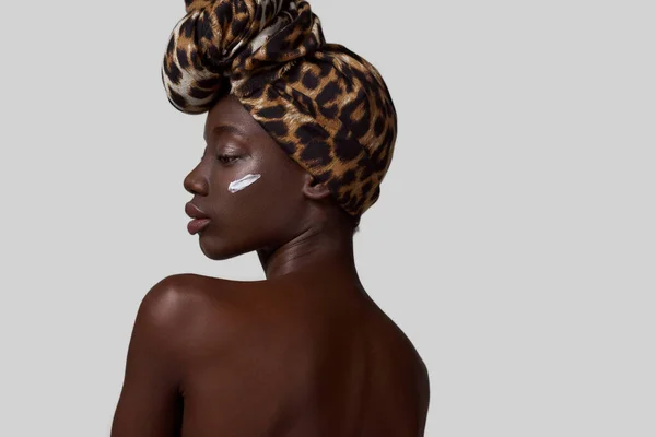Gedeeltelijke Rug Van Stijlvol Zwart Meisje Met Cosmetische Crème Haar — Stockfoto