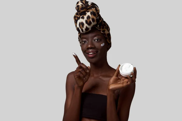 Fashionable Black Girl Holding Container Cosmetic Cream Pretty Young Slim — Stock fotografie