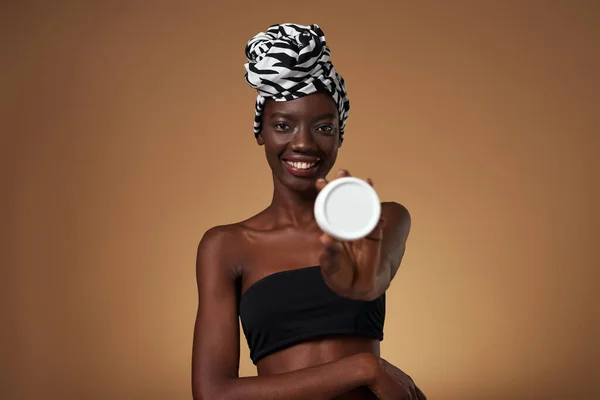 Smiling Black Girl Showing Container Cosmetic Cream Pretty Young Woman — Foto Stock