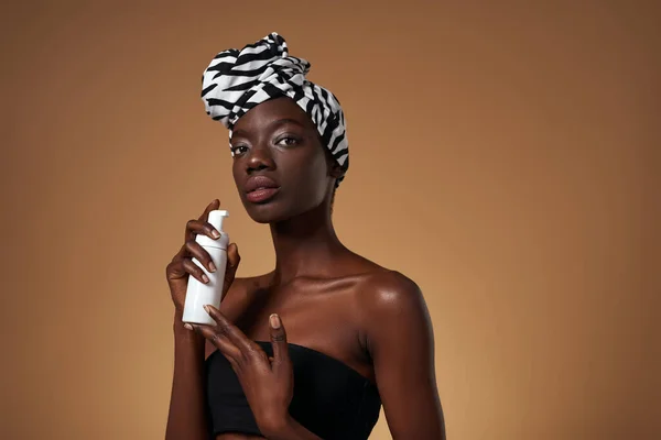Serious Elegant Black Girl Holding Bottle Cosmetic Cream Beautiful Young — Zdjęcie stockowe