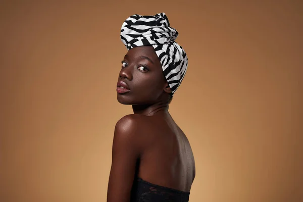 Serious Fashionable Black Girl Wearing Traditional African Turban Looking Camera — 图库照片