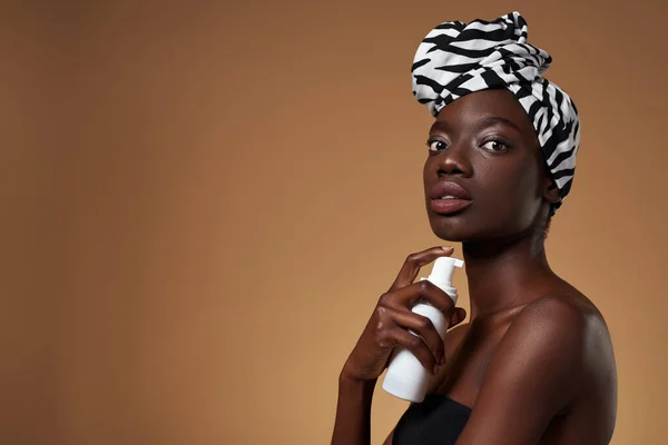 Şişeli Kozmetik Kremli Kameraya Bakan Şık Siyahi Bir Kız Geleneksel — Stok fotoğraf