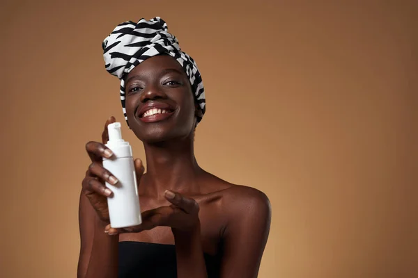 Smiling Stylish Black Girl Hold Bottle Cosmetic Cream Attractive Young — Stockfoto