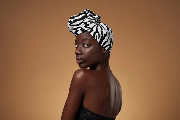 Serious Stylish Black Girl Wearing Traditional African Turban Looking Camera — Zdjęcie stockowe
