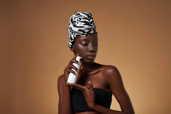 Elegant Black Girl Holding Bottle Cosmetic Cream Beautiful Young Woman — 图库照片