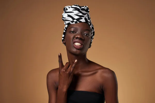 Cool Stylish Black Girl Wearing Traditional African Turban Showing Rock — Fotografia de Stock