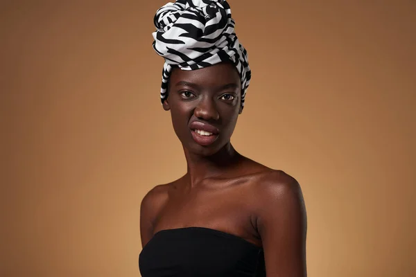 Незадоволена Елегантна Чорна Дівчина Похмурістю Носить Традиційний Африканський Турбан Дивлячись — стокове фото