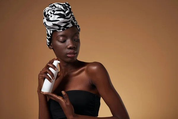 Stylish Black Girl Holding Bottle Cosmetic Cream Attractive Young Slim — Stock Fotó