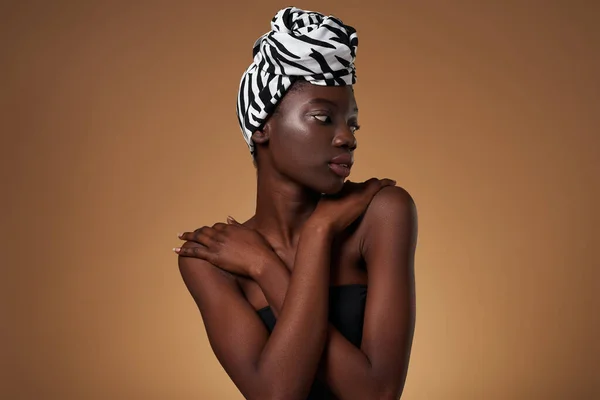 Geleneksel Afrika Sarığı Giyen Zarif Siyah Kız Kendini Kucaklıyor Kolsuz — Stok fotoğraf