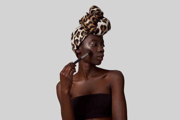 Thoughtful Fashionable Black Girl Cosmetic Brush Pretty Young Slim Woman — 图库照片