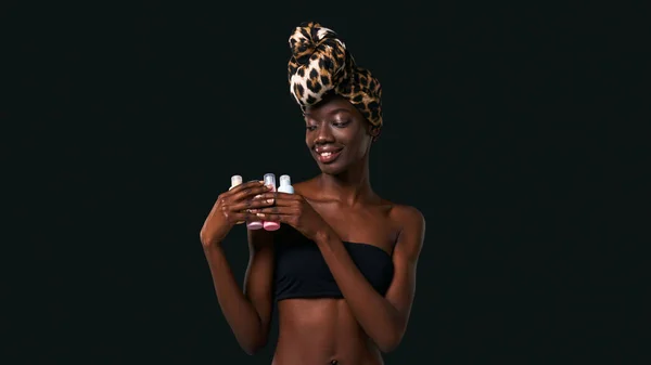 Smiling Black Girl Holding Looking Set Colorful Nail Polishes Young — 图库照片