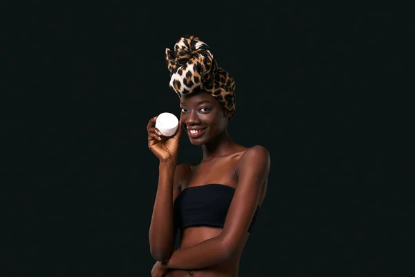 Siyahi Kız Kozmetik Kremli Konteynırı Tutuyor Kameraya Bakıyor Geleneksel Afrika — Stok fotoğraf