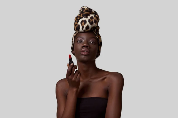 Elegant Black Girl Holding Lipstick Looking Camera Beautiful Young Slim — Stockfoto