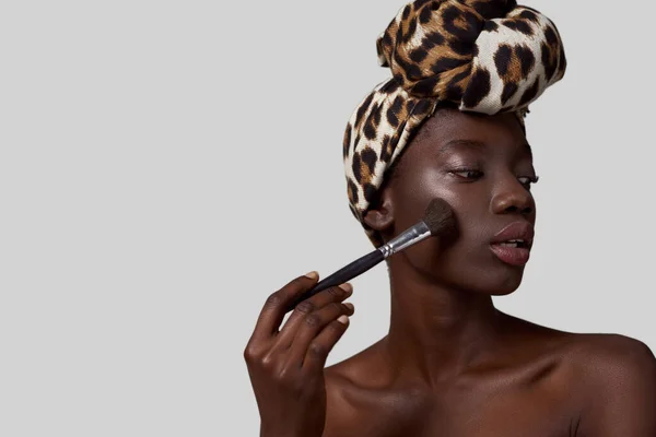 Gehakt Van Doordachte Modieuze Zwarte Meisje Met Cosmetische Borstel Mooie — Stockfoto