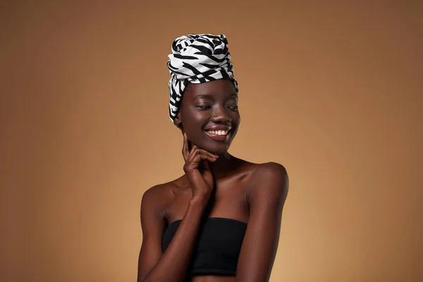 Smiling Fashionable Black Girl Wearing Traditional African Turban Attractive Young — Fotografia de Stock