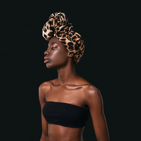 Profile Concentrated Elegant Black Girl Wearing Traditional African Turban Beautiful — Stockfoto