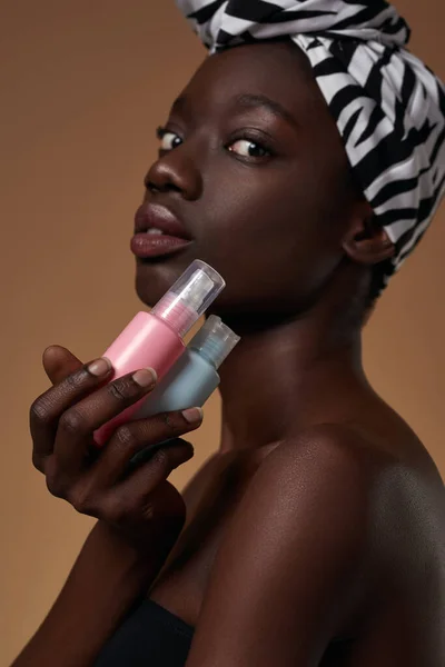 Cropped Side View Stylish Black Girl Holding Two Colorful Nail — Stock Photo, Image