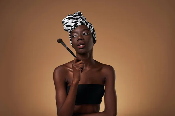 Thoughtful Stylish Black Girl Cosmetic Brush Attractive Young Slim Woman — Stock Photo, Image