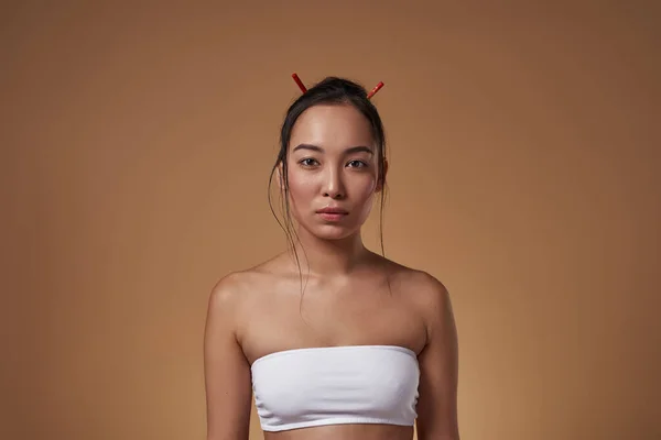 Portrait Confident Stylish Asian Girl Looking Camera Attractive Young Brunette — Φωτογραφία Αρχείου