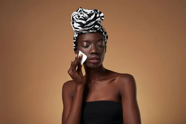 Stylish Black Girl Wiping Her Face Cotton Swab Attractive Young — Stockfoto