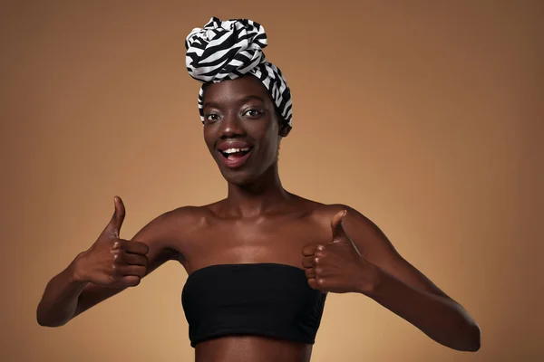 Excited Fashionable Black Girl Wearing Traditional African Turban Showing Thumbs — Foto Stock