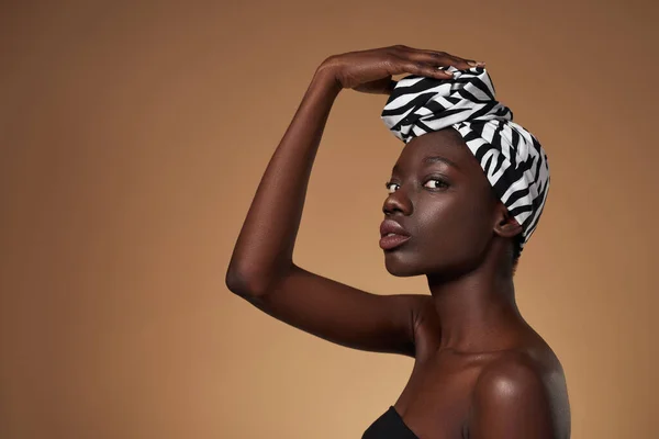 Partial Side View Elegant Black Girl Wearing Traditional African Turban — Stockfoto