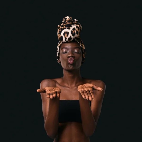 Front View Black Girl Wearing Traditional African Turban Kissing Outstretched — стоковое фото