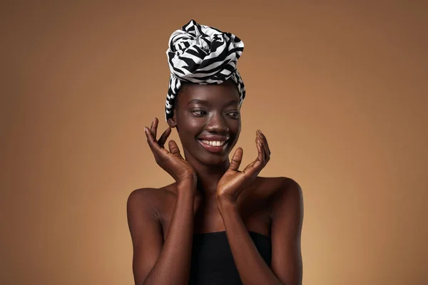 Smiling Stylish Black Girl Wearing Traditional African Turban Looking Away — Stockfoto