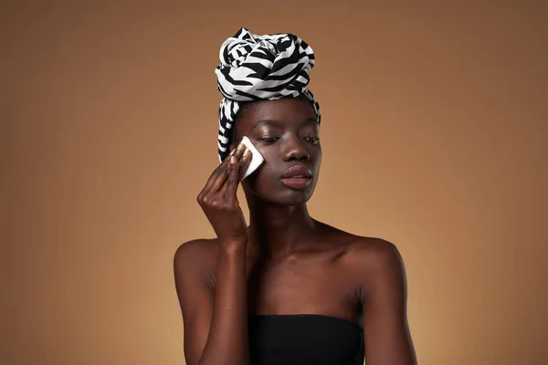 Elegant Black Girl Wiping Her Face Cotton Swab Beautiful Young — Photo