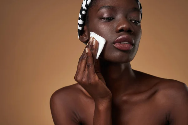 Cropped Stylish Black Girl Wiping Face Cotton Swab Attractive Young — Stockfoto
