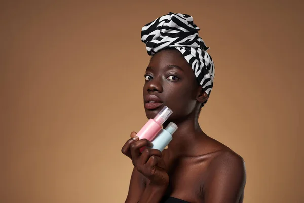 Serious Elegant Black Girl Holding Colorful Nail Polishes Looking Camera — Stock Photo, Image