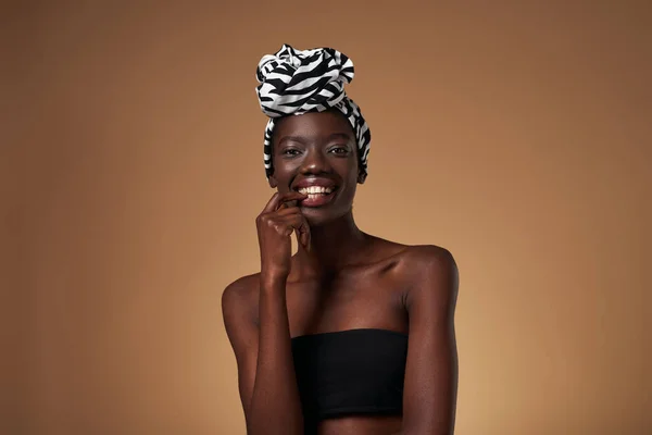 Smiling Stylish Black Girl Wearing Traditional African Turban Looking Camera — Stok fotoğraf