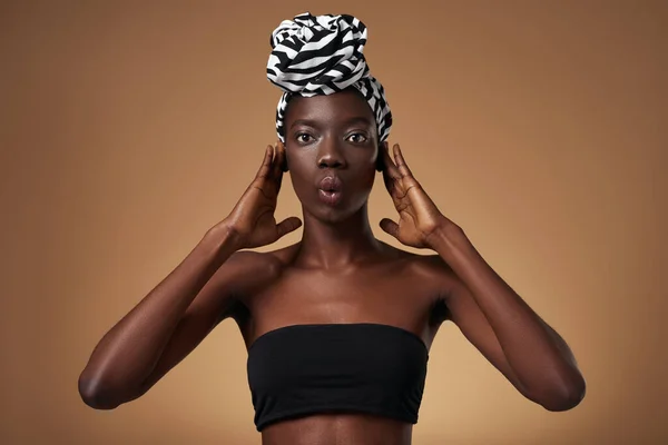Elegant Black Girl Wearing Traditional African Turban Covering Her Ears — ストック写真