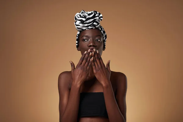 Elegant Zwart Meisje Met Een Traditionele Afrikaanse Tulband Die Een — Stockfoto