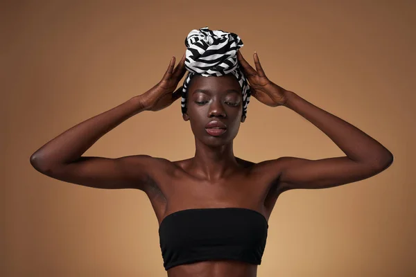 Thoughtful Stylish Black Girl Wearing Traditional African Turban Posing Attractive — Stockfoto