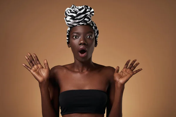 Scared Black Girl Wearing Traditional African Turban Open Mouth Looking — Stock fotografie