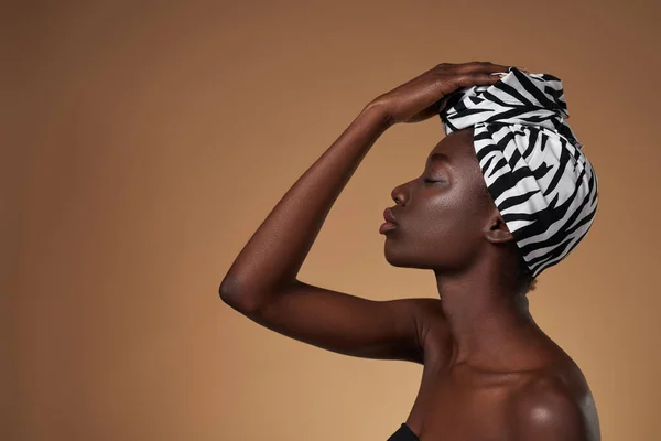 Cropped Side View Fashionable Black Girl Wearing Traditional African Turban — 스톡 사진