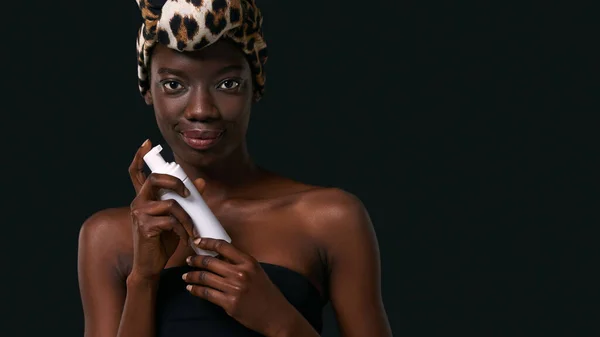 Black Girl Holding Bottle Cosmetic Cream Looking Camera Pretty Young — ストック写真