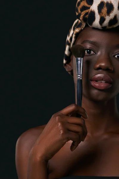 Cropped Elegant Black Girl Cosmetic Brush Looking Camera Beautiful Young — Foto de Stock