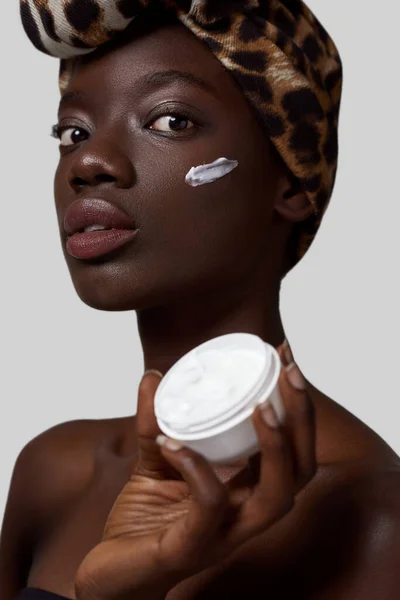Cropped Fashionable Black Girl Holding Container Cosmetic Cream Pretty Young — 图库照片