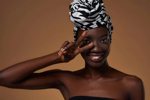 Smiling Black Girl Wearing Traditional African Turban Showing Victory Sign — Stok fotoğraf