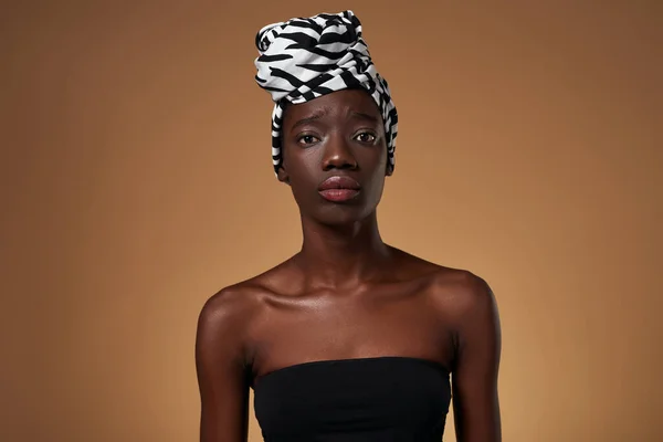 Worried Elegant Black Girl Wearing Traditional African Turban Looking Camera — Fotografia de Stock